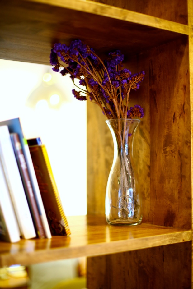 Dried flowers on the bookshelf enhances the whimsical mood of Li-bra-ry cafe.
